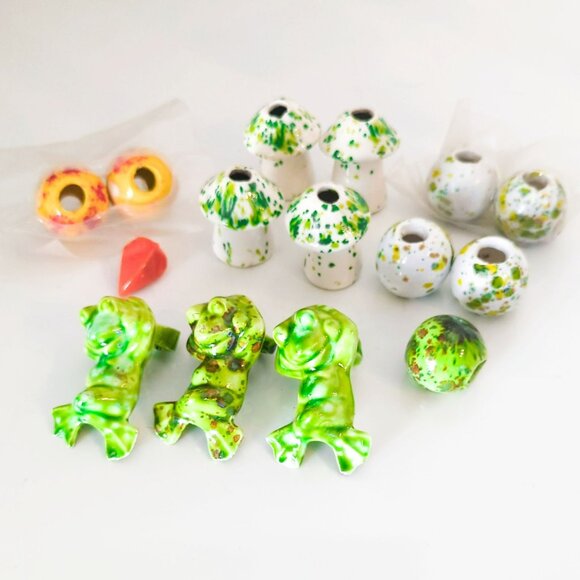 Vintage 70s Ceramic Frog Mushroom Macrame Beads Set of 15 Mid-Century Modern - Picture 1 of 10